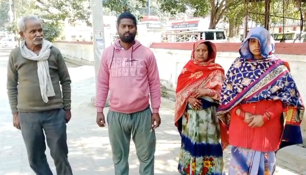 न्याय की गुहार, दबंगों ने घर में घुसकर की मारपीट, महिला के भ्रूण की मौत