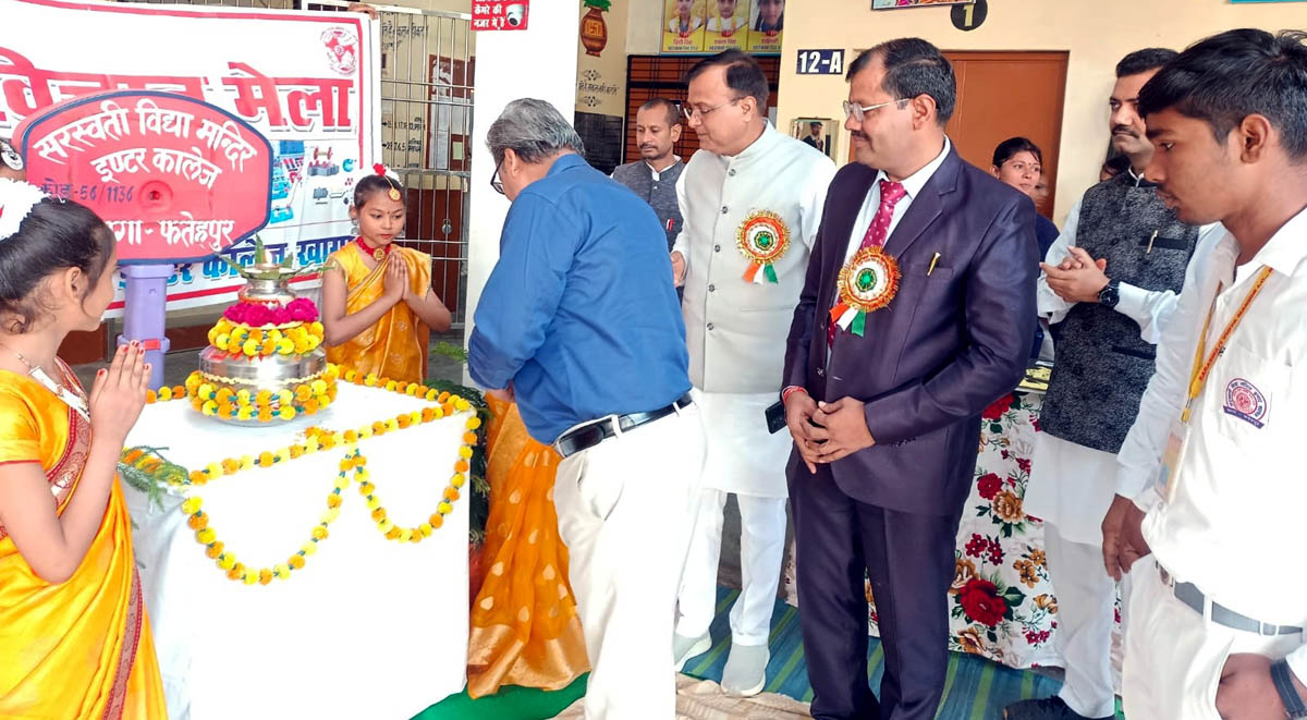 जूनियर छात्र ने 10 व 12 के छात्र को दी विदाई