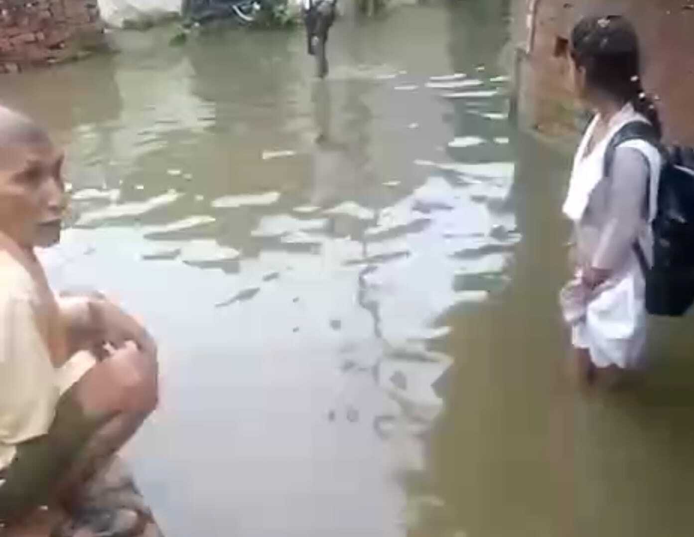 जलभराव से ग्रामीण परेशान, डीएम से शिकायत