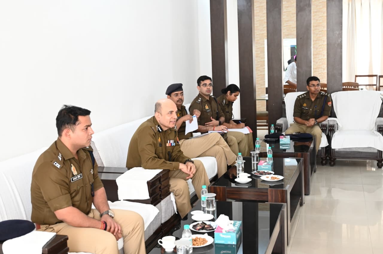 गेस्ट हाउस में समीक्षा बैठक करते एडीजी प्रयागराज जोन ज्योति नारायण