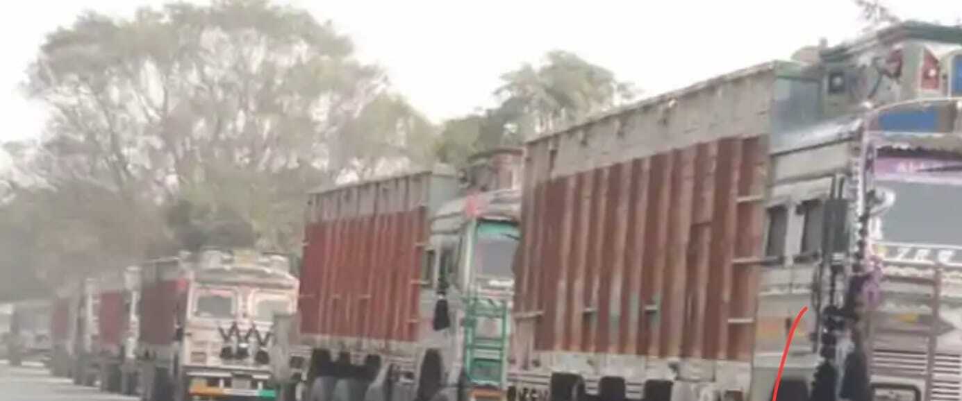 ओवरलोड ट्रक का धुरा टूटा, लगी वाहनों की लंबी कतारें,अन्य लघु खबरों के साथ