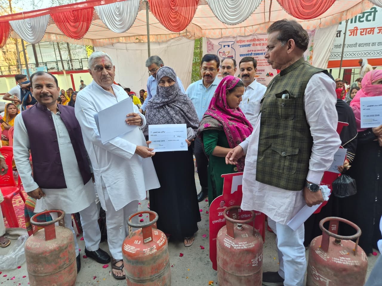 उज्ज्वला परिवारों को बड़ा तोहफा, रोज़ा रखने वाली बहनों के चेहरों पर भी दिखी खुशी 