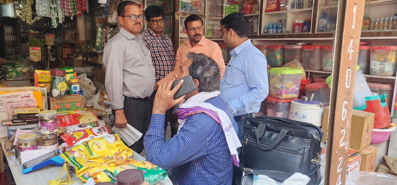 खाद्य सुरक्षा विभाग की सख्त कार्रवाई, कई प्रतिष्ठानों से लिए गए नमूने