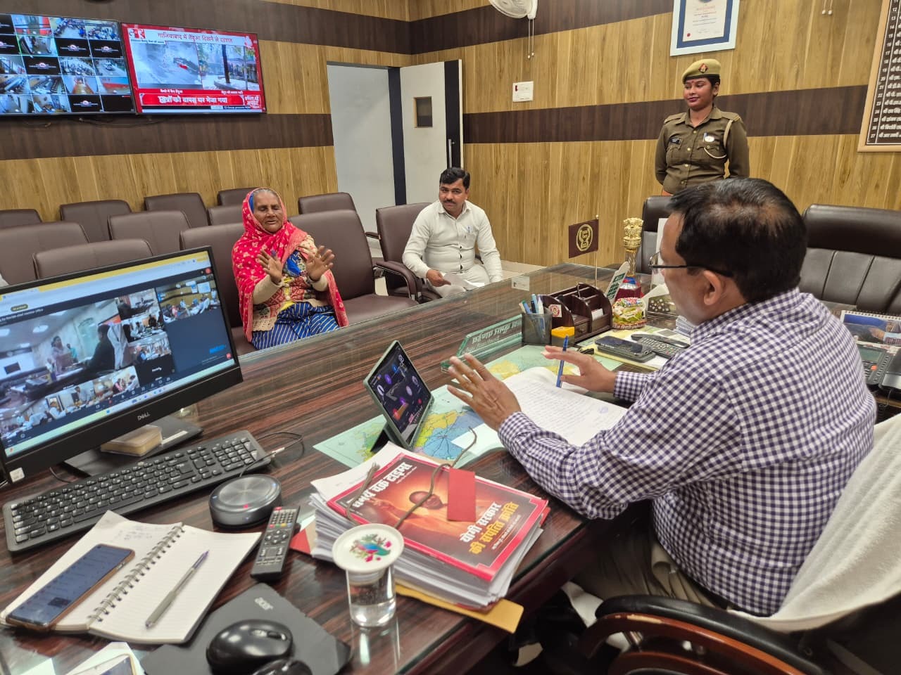 77 वर्षीय महिला को आयुष्मान कार्ड व श्रवण यंत्र मिला, प्रशासन की मिसाल