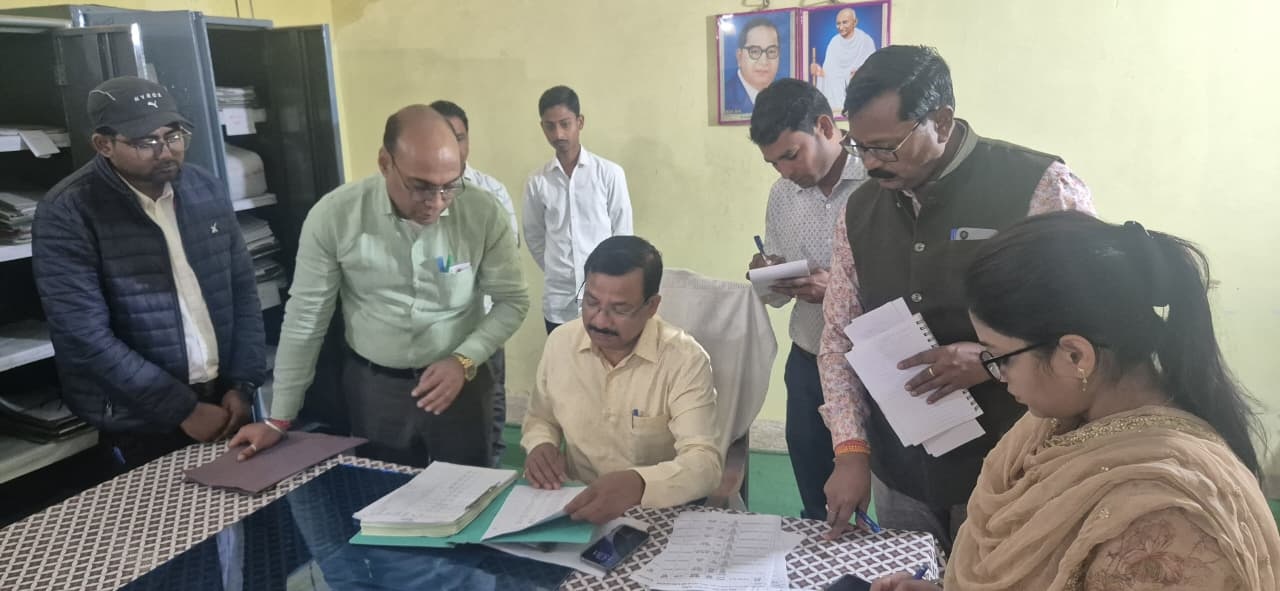 तहसील कौंच और नगर पालिका परिषद उरई का डीएम ने किया सघन निरीक्षण