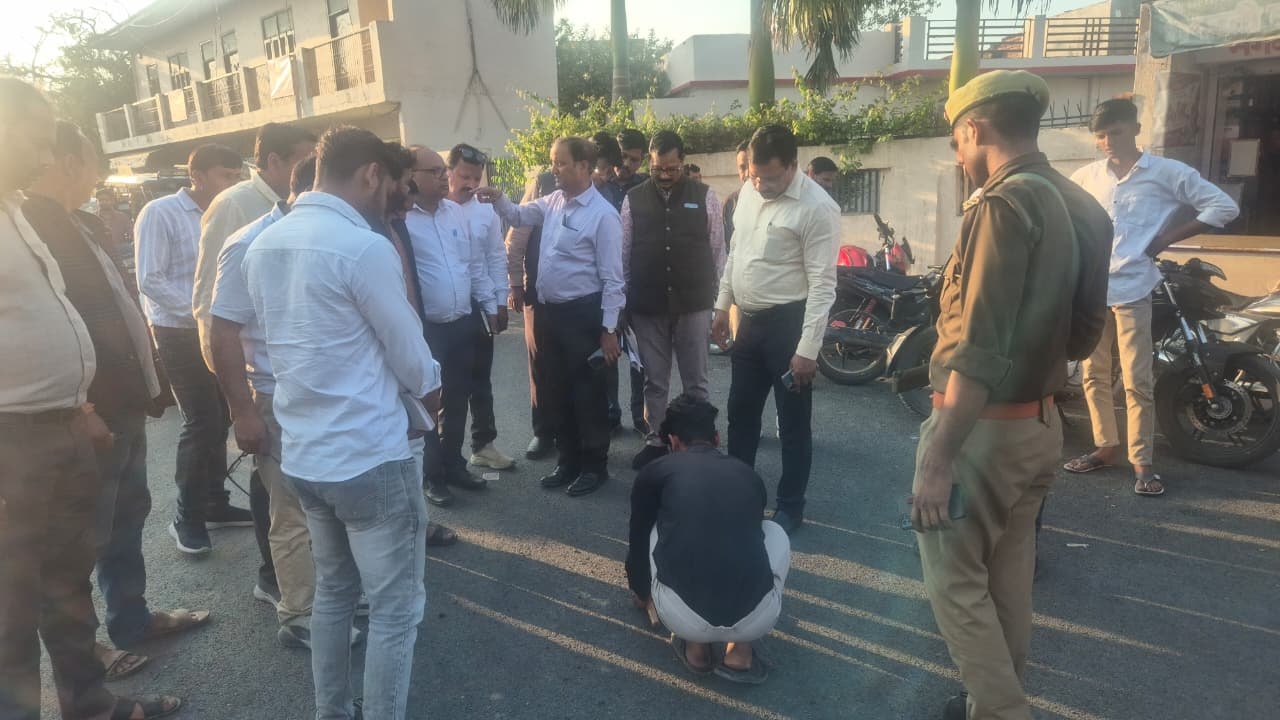 जिलाधिकारी का औचक निरीक्षण, सड़क निर्माण में अनियमितता पर सख्त रुख