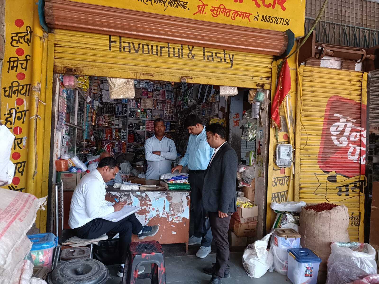 जालौन में होली से पहले खाद्य सुरक्षा विभाग की बड़ी कार्रवाई, गुड़-दूध समेत कई नमूने भरे