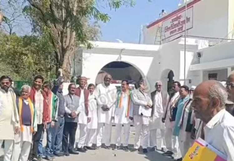 उरई में शंकराचार्य के समर्थन में प्रदर्शन, निष्पक्ष जांच की मांग