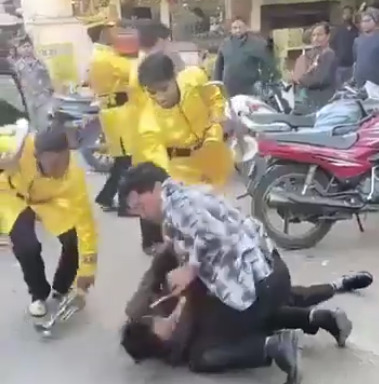 मुज़फ्फरनगर में बैंड मास्टर और बैंड कर्मियों के बीच विवाद, मारपीट का वीडियो वायरल