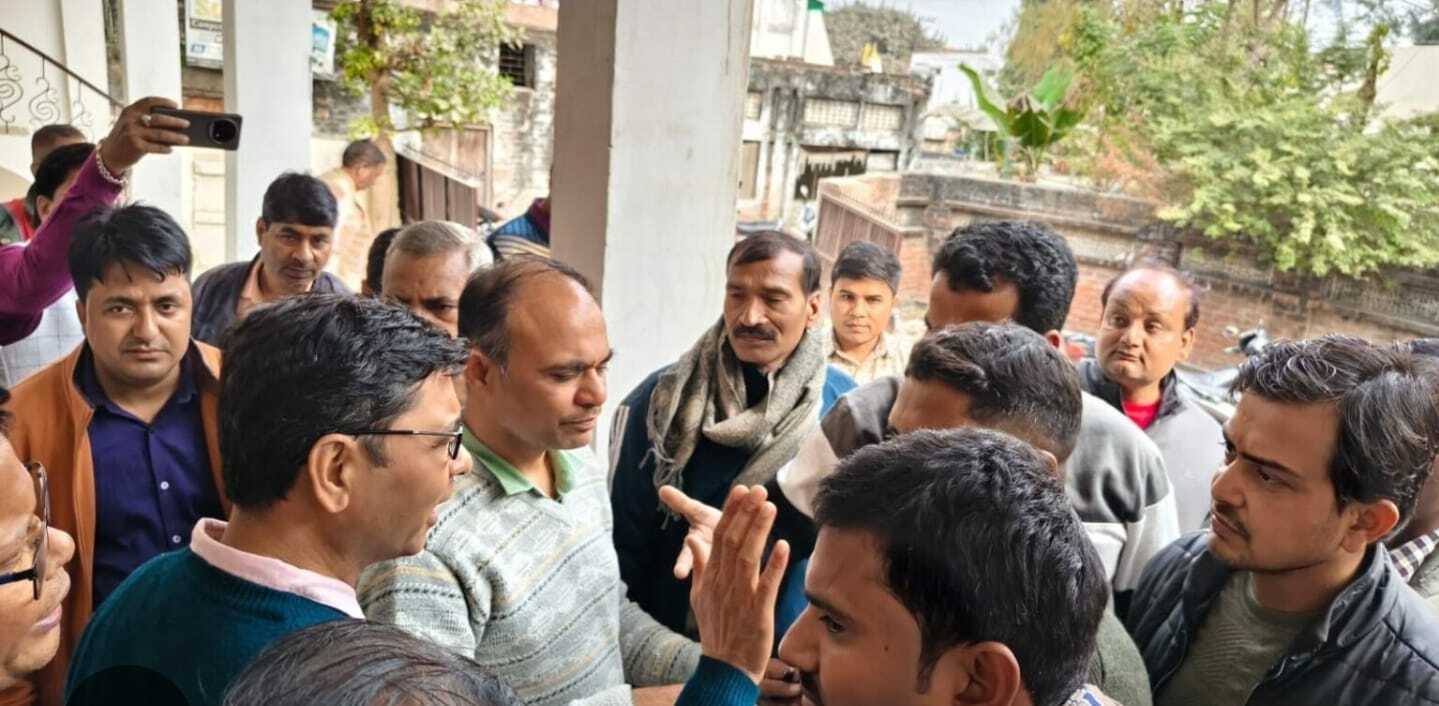  डिप्टी सीएम से मिलने कूच कर रहे किसानों को अधिकारियों ने रोका, मिला आश्वासन