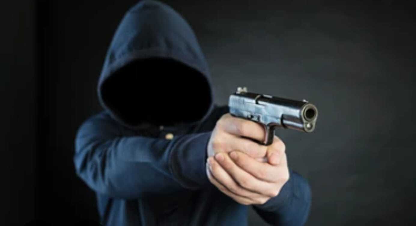 बिना पुख्ता दस्तावेजों के नौकरी का खेल उजागर, सामने से सटाई रिवाल्वर