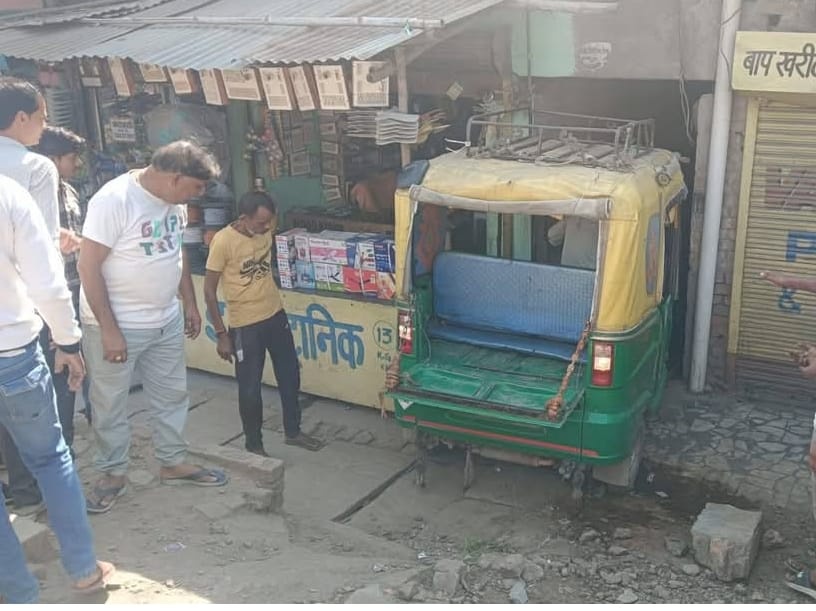 सुमेरपुर बस स्टैंड पर बड़ा हादसा टला, अनियंत्रित आपे मकान की गैलरी में घुसा