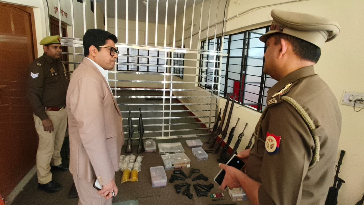  जिलाधिकारी द्वारा थाना कुरारा का वार्षिक निरीक्षण