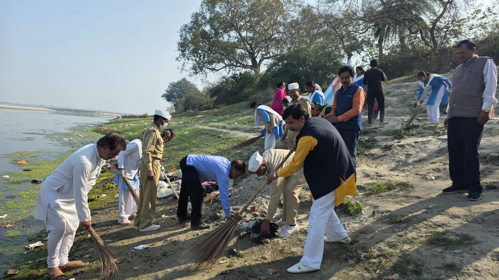 संत निरंकारी मिशन के सेवादारों ने भिटौरा के पक्के घाट में की साफ सफाई