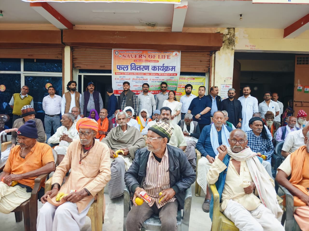 सेवर्स ऑफ लाइफ द्वारा वृद्धा आश्रम में फल एवं जूस वितरण कार्यक्रम का आयोजन