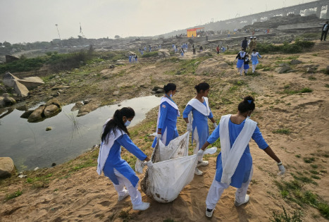 संत निरंकारी मिशन के सेवादारों द्वारा केन नदी आरती घाट में चलाया गया सफाई अभियान 