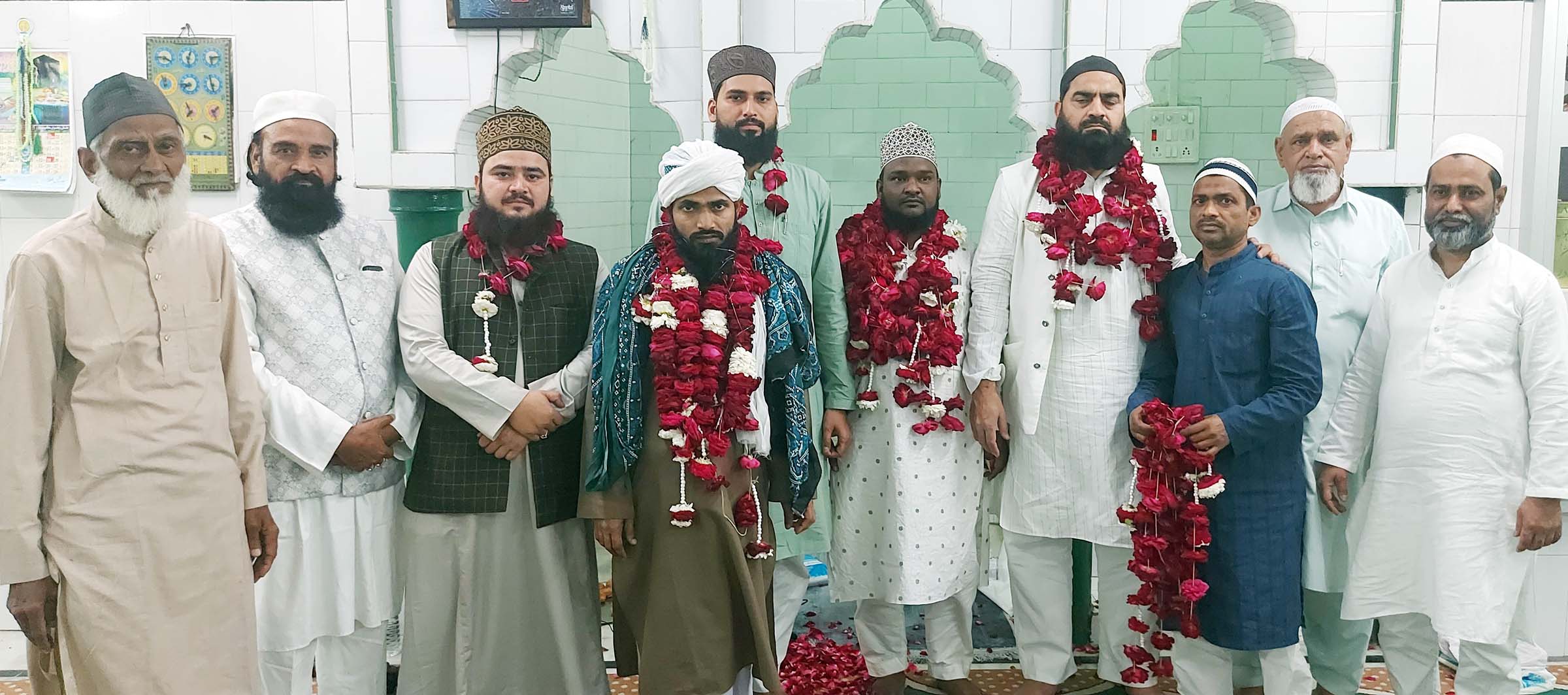 मस्जिद में कुरआन मुकम्मल, दुआओं के लिए उठे हाथ, मालाओं से किया इस्तकबाल