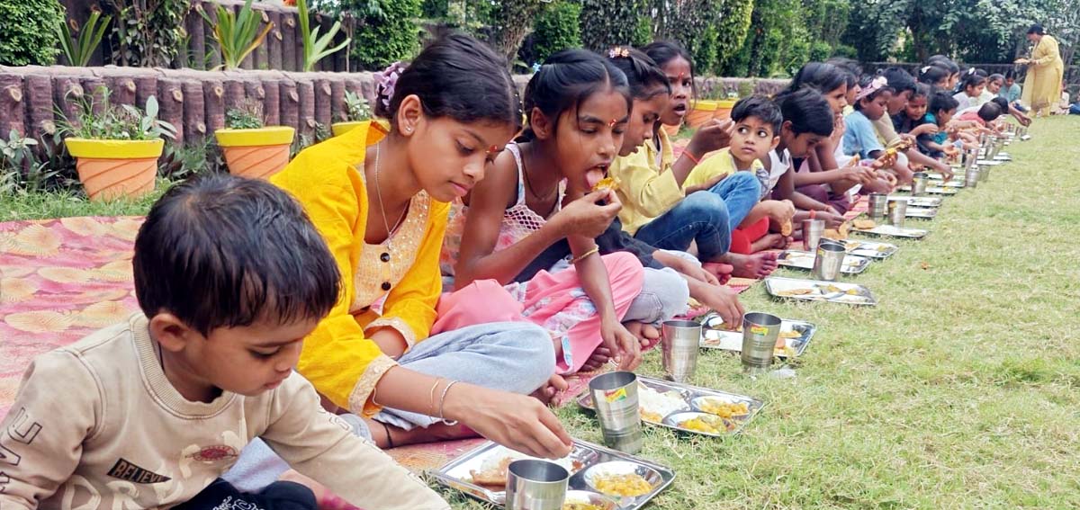 विहिप ने साधु संत समागम का किया आयोजन,भंडारे में लोगों ने पाया प्रसाद