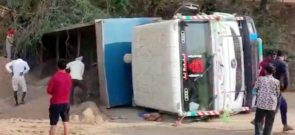 जुगाड़ू रास्ते पर पलटा ओवरलोड बालू डंपर, हादसा होने की आशंका