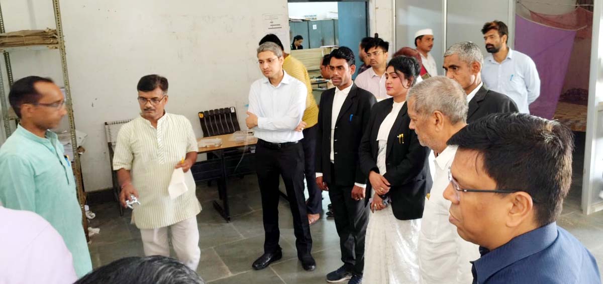  डीएम ने ईवीएम व वीवी पैट वेयर हाउस का किया निरीक्षण