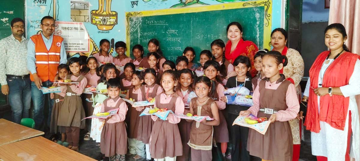 प्राथमिक विद्यालय में किया कन्या पूजन, कन्याओं को बांटे उपहार