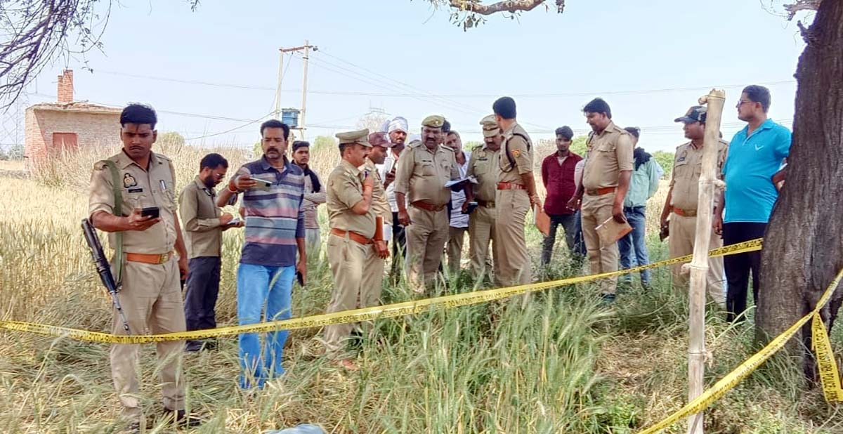 खेत में शव मिलने से मचा हड़कंप,जांच पडताल करते पुलिस के अधिकारी