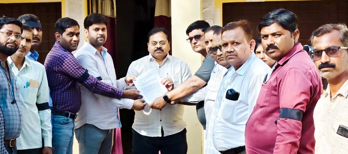 मानदेय न मिलने पर मनरेगा कर्मियों ने काली पट्टी बांध जताया विरोध