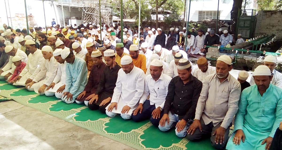 नमाज में मुल्क की बेतहरी के लिए उठे लाखों हाथ, माहे रमजान अलविदा