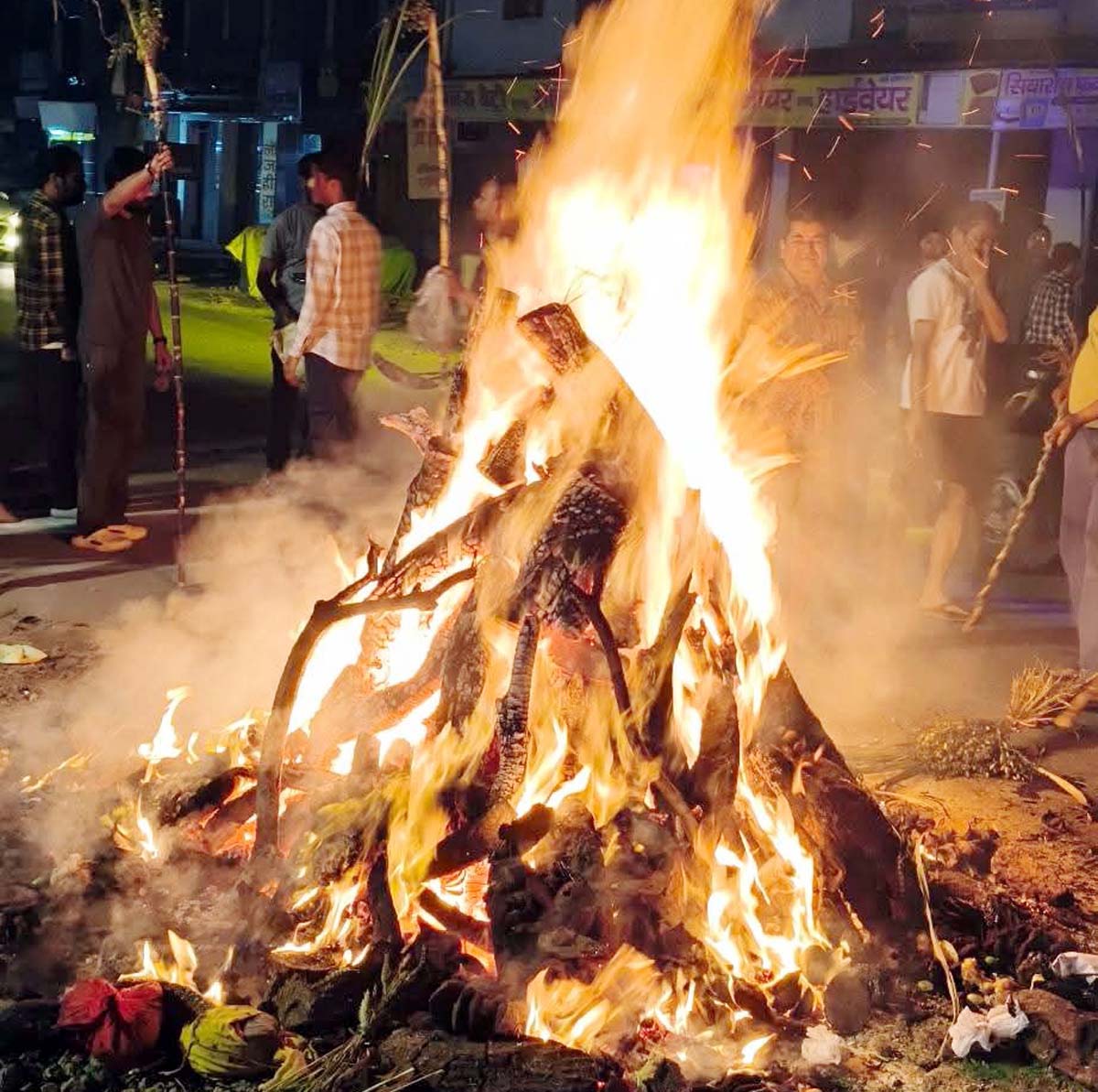 आज बरसेगा रंग, होलिका दहन संग उड़ा गुलाल