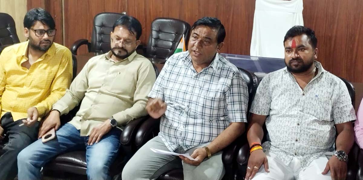 खुली नीलामी रद्द, अध्यक्ष पर चहेतों को दुकानें देने का आरोप