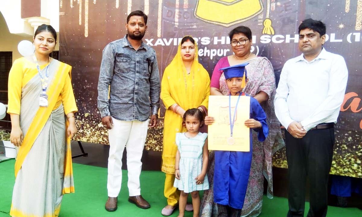 विद्यार्थियों को ग्रेजुएशन गाउन व कैप पहनाकर बढ़ाई शोभा