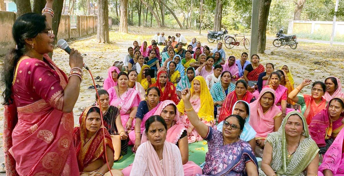 मांगों को लेकर आंगनबाड़ी कार्यकत्रियों ने दिया धरना
