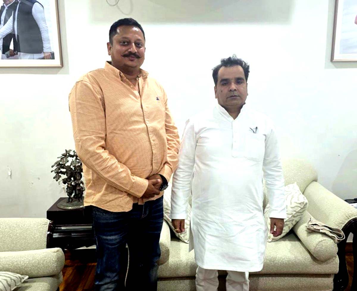 युवा सपा नेता ने आजमगढ़ सांसद धर्मेंद्र यादव से की मुलाकात