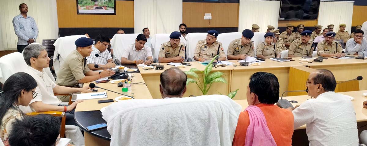 मिलजुलकर मनाएं पर्व, शोभा यात्रा व मेला रूट पर व्यवस्थाएं कराएं सुनिश्चित : डीएम