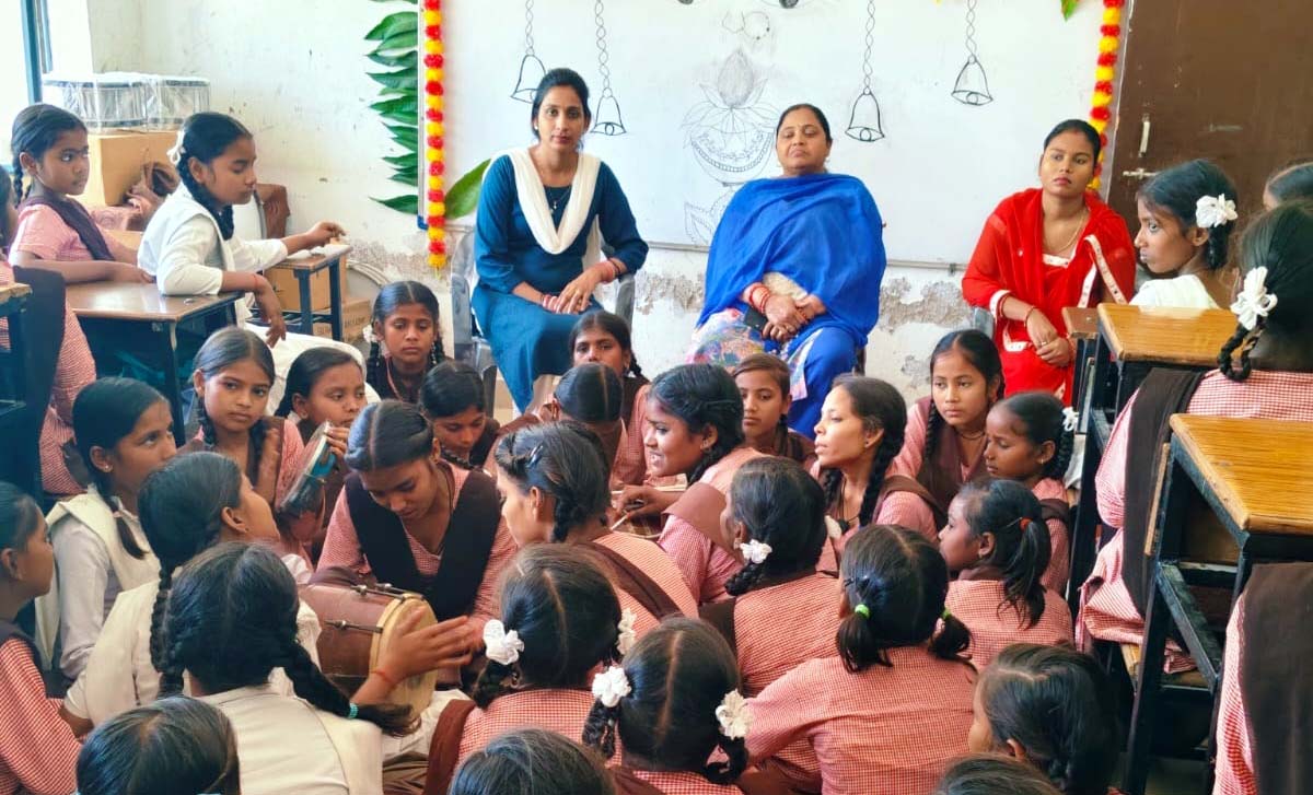 बच्चियों ने ढोलक बजाकर देवी गीत व संगीत गाए, मनाया नवरात्र उत्सव