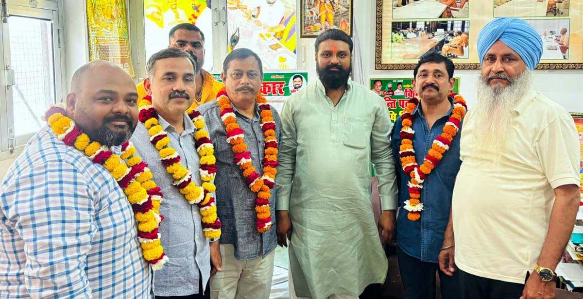 मंडल उपाध्यक्ष बने मनोज सिंह, माला पहनाकर किया स्वागत