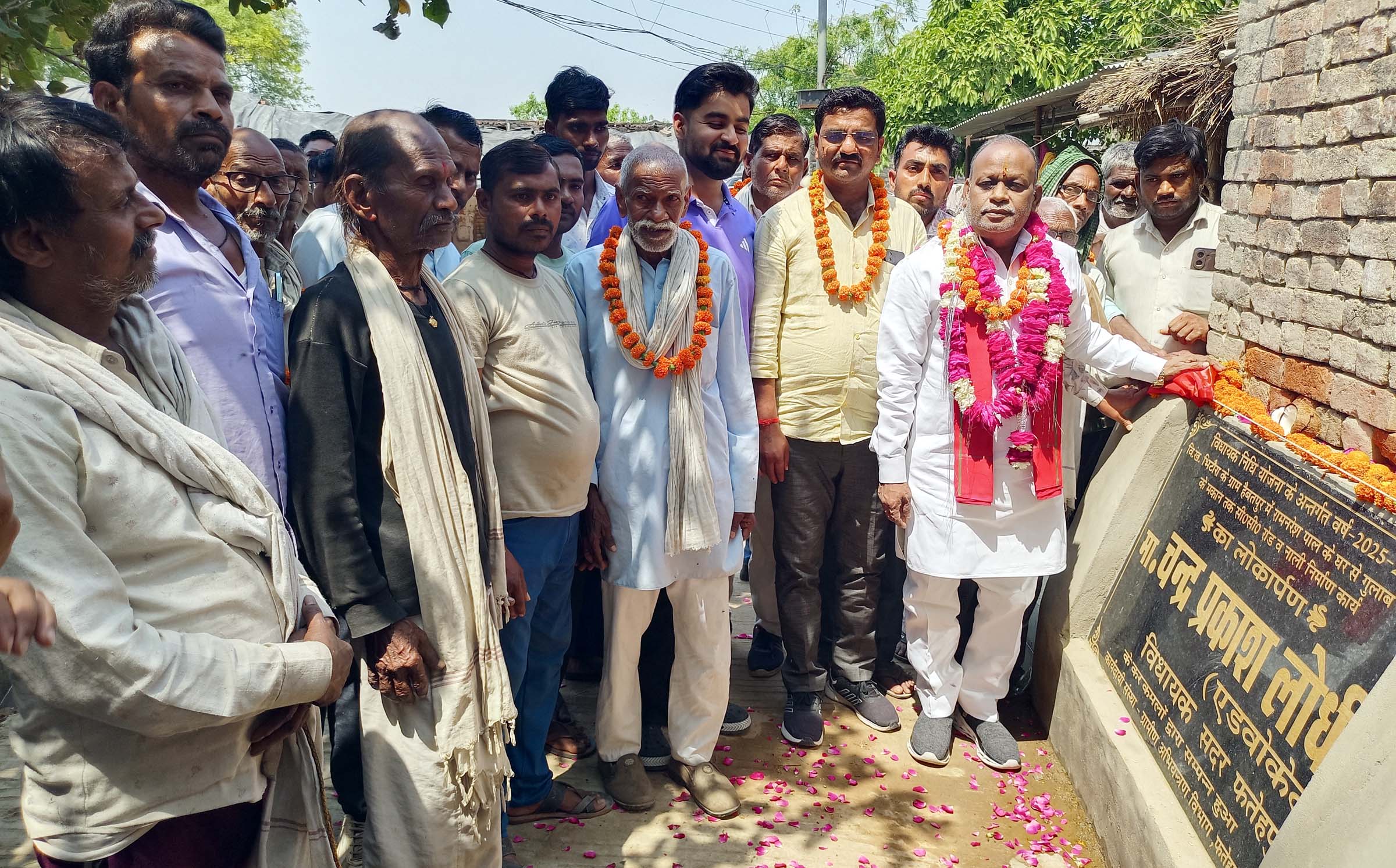 विधायक ने हैबतपुर में किया सीसी रोड व नाली का लोकार्पण