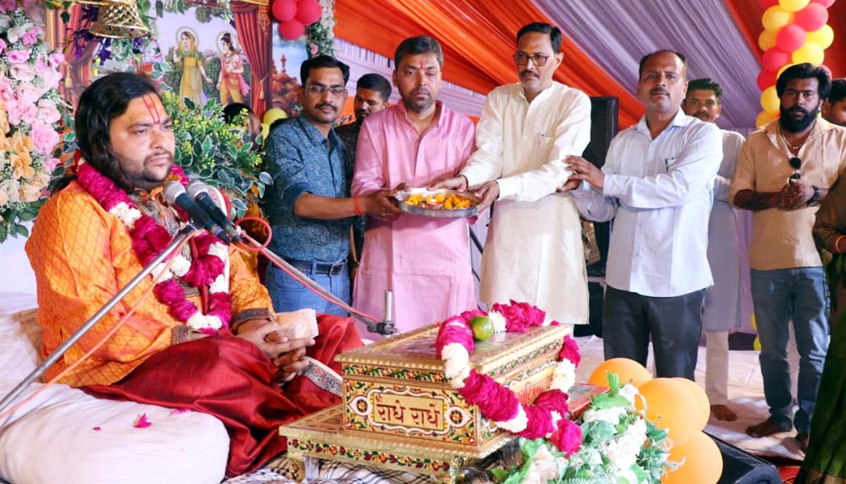 अयोध्या मय हुआ रामलीला मैदान, श्रीराम जन्मोत्सव पर बरसे पुष्प