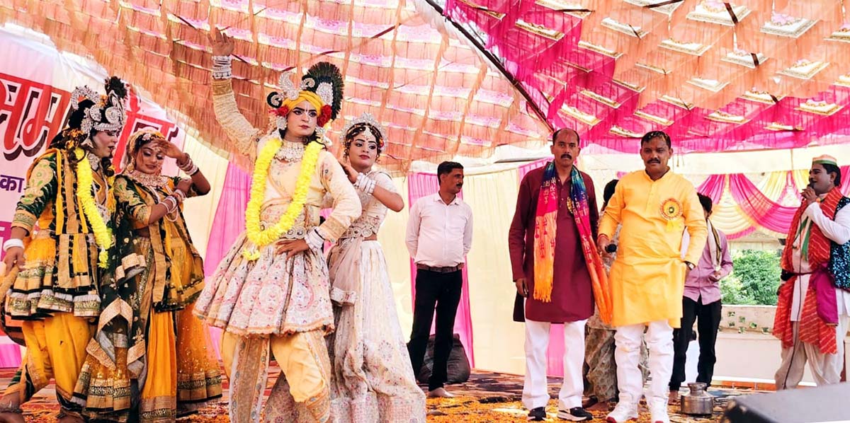 जिंदा सर्पों के साथ शिव तांडव रहा आकर्षण का केन्द्र, प्रस्तुत किए कार्यक्रम