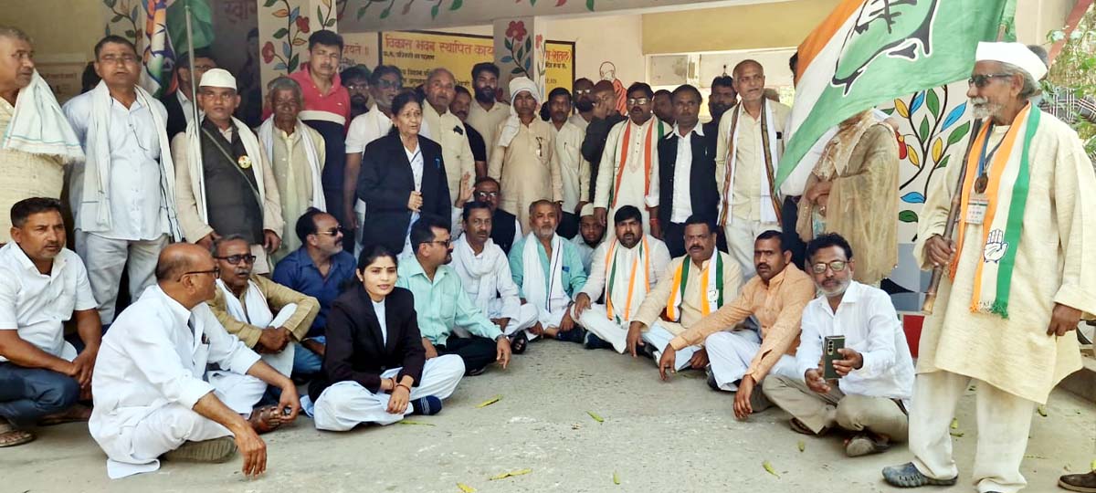 मनरेगा भुगतान को लेकर कांग्रेस ने घेरा विकास भवन