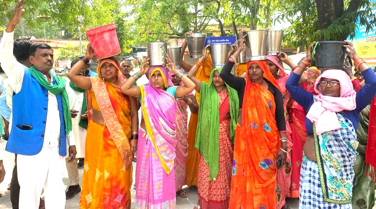 सिर पर खाली बाल्टी रखकर कलेक्ट्रेट आईं महिलाएं