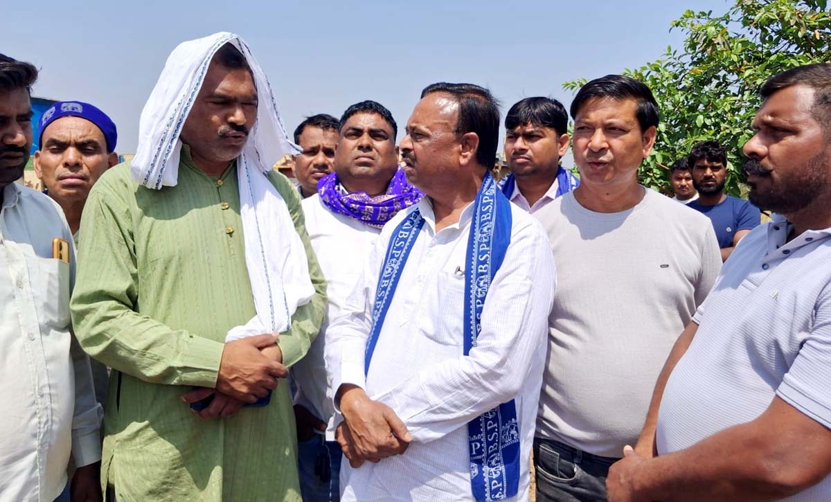 डीएम से प्रत्येक मृतक परिवार को पच्चीस,पच्चीस लाख रूपए मुआवजे की उठाई मांग