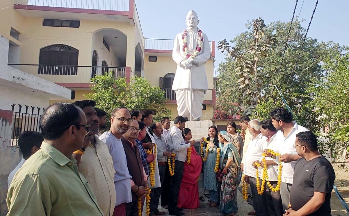 प्रतिमा पर माल्यार्पण कर व्यक्तित्व व कृतित्व पर की चर्चा, मनाई जयंती