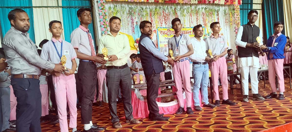 छात्र-छात्राओं ने नवीन व आकर्षक वैज्ञानिक मॉडलों का किया प्रदर्शन