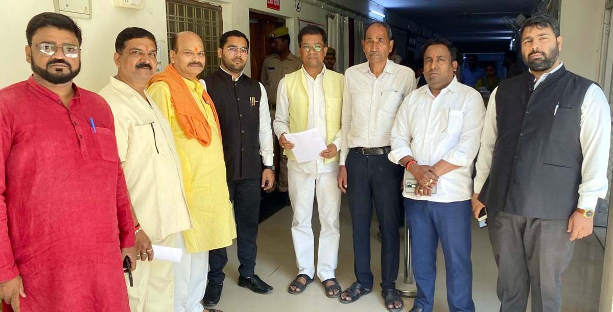 अखिल भारतीय उद्योग व्यापार मंडल ने डीएम को सौंपा ज्ञापन, मढ़ा आरोप