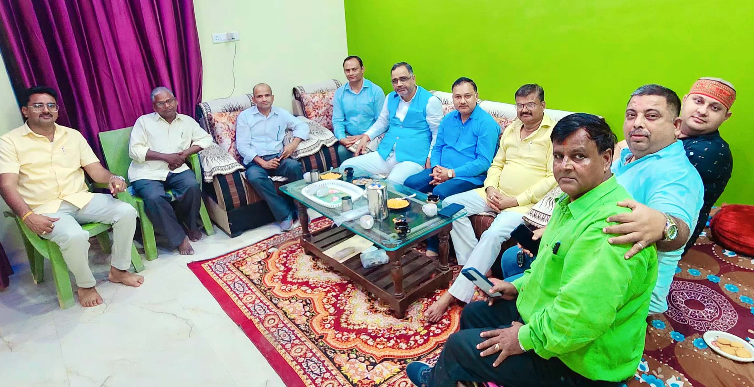 पर्यवेक्षकों ने ली उत्तर प्रदेशीय प्राथमिक शिक्षक संघ की बैठक