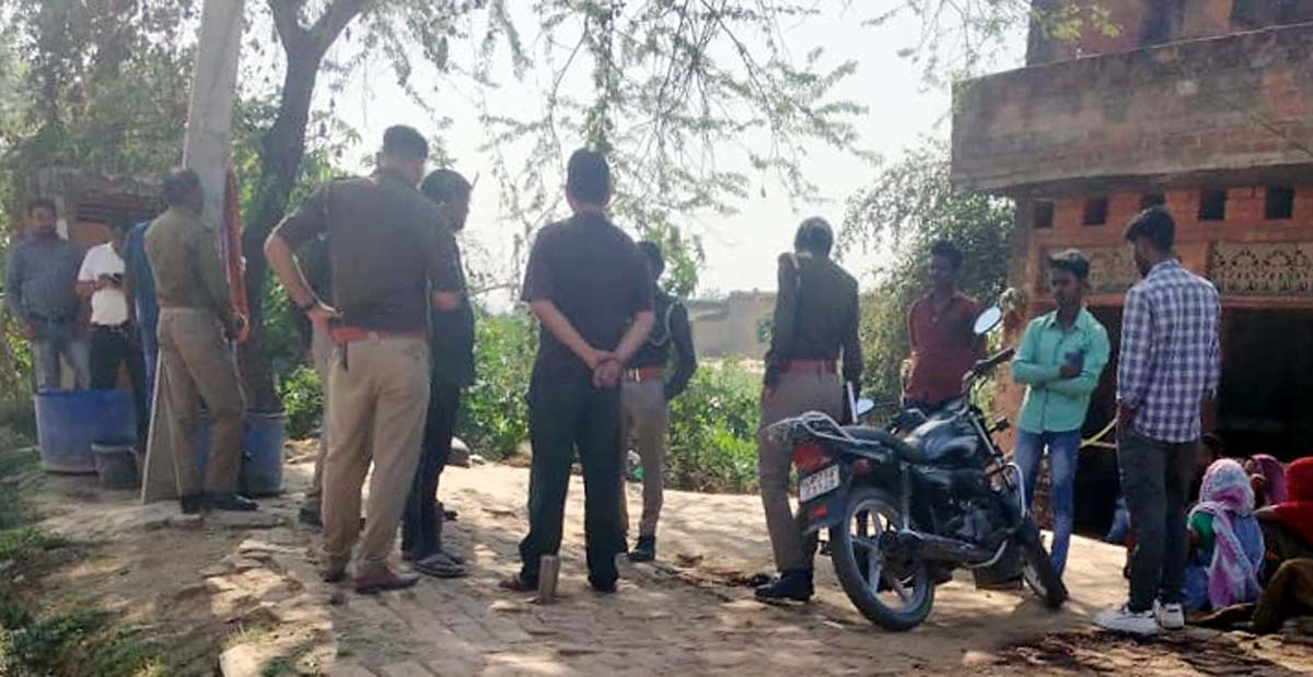 दरवाजा तोड़कर भागा नशेड़ी, पुलिस कर रही तलाश,गोली से महिला गंभीर रेफर