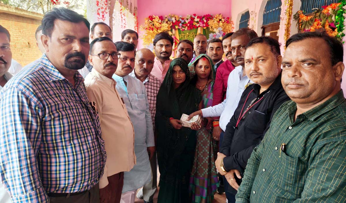 248500 रूपए की धनराशि देकर हरसंभव मदद का दिया भरोसा