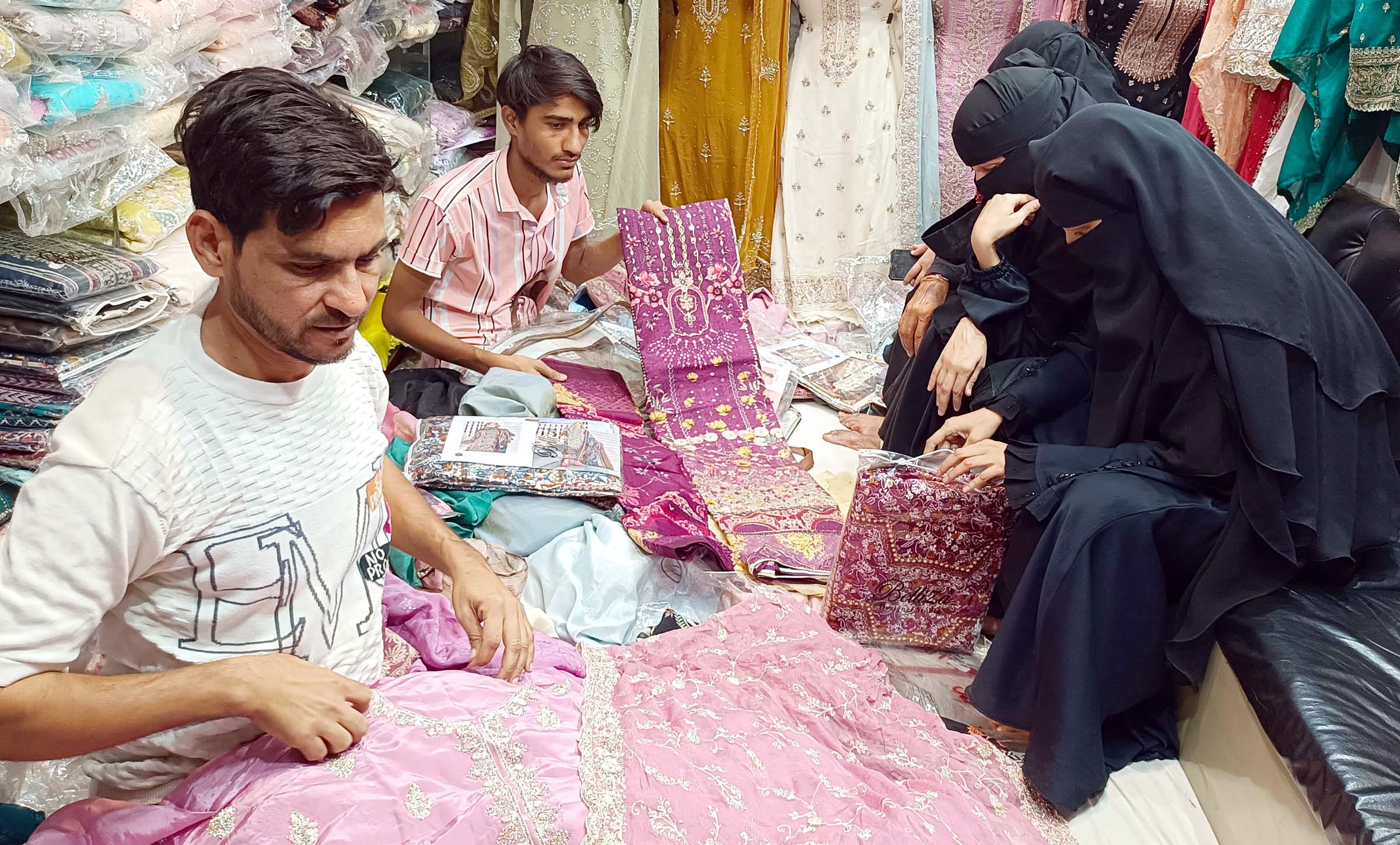 कपड़े, चूड़ियों व सौंदर्य प्रसाधनों की दुकानों पर उमड़ रही भीड़