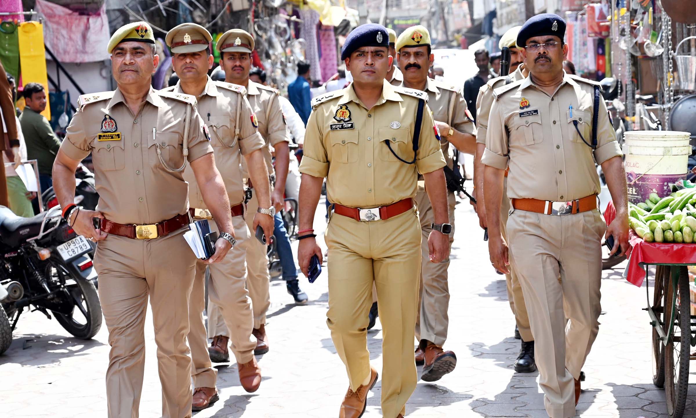 जुमे की नमाज से पहले पुलिस का पैदल मार्च, दिलाया सुरक्षा का भरोसा